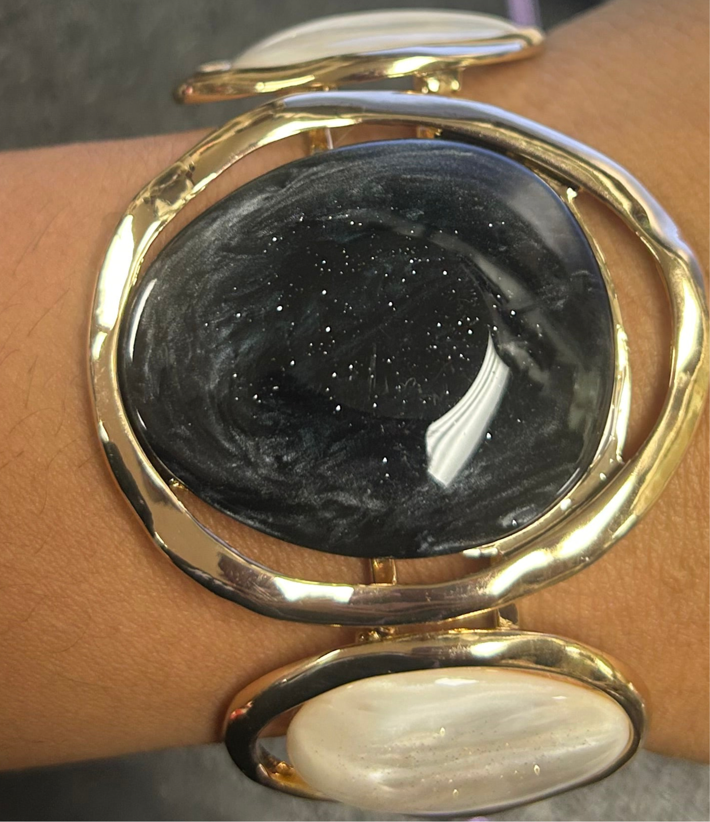 THREE COLORED STONE CUFF 4650 1066CLR