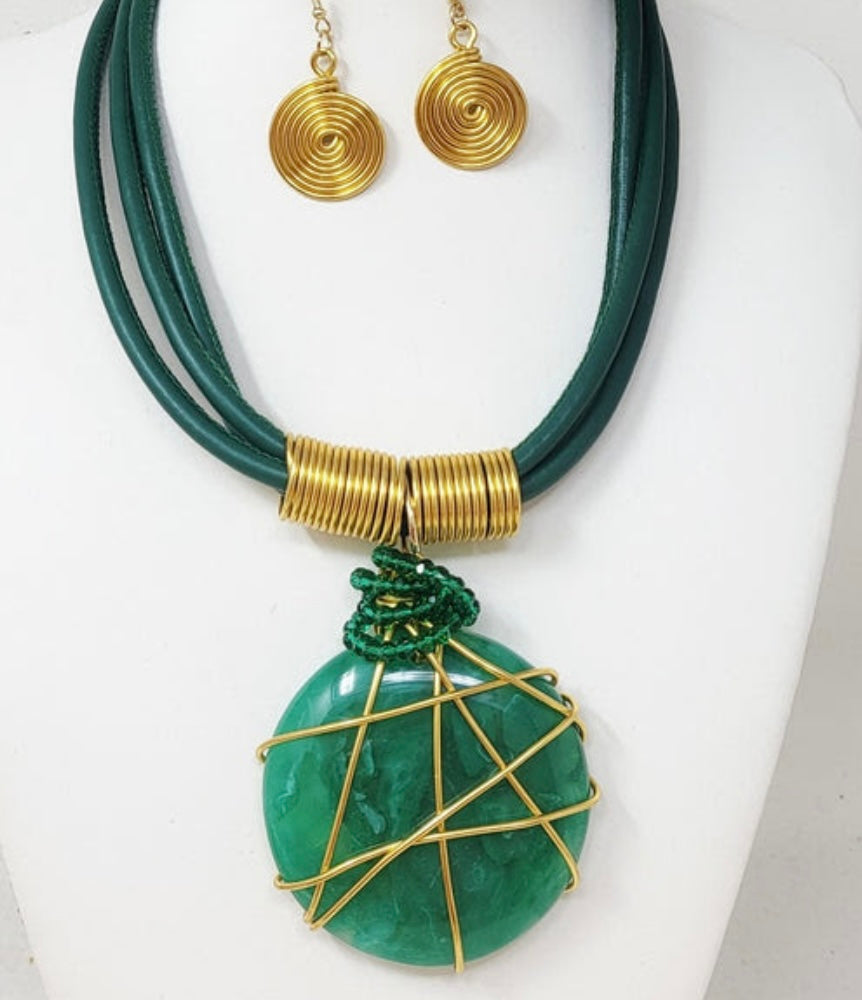 UNIQUE SWIRL PENDANT NECKLACE 4376