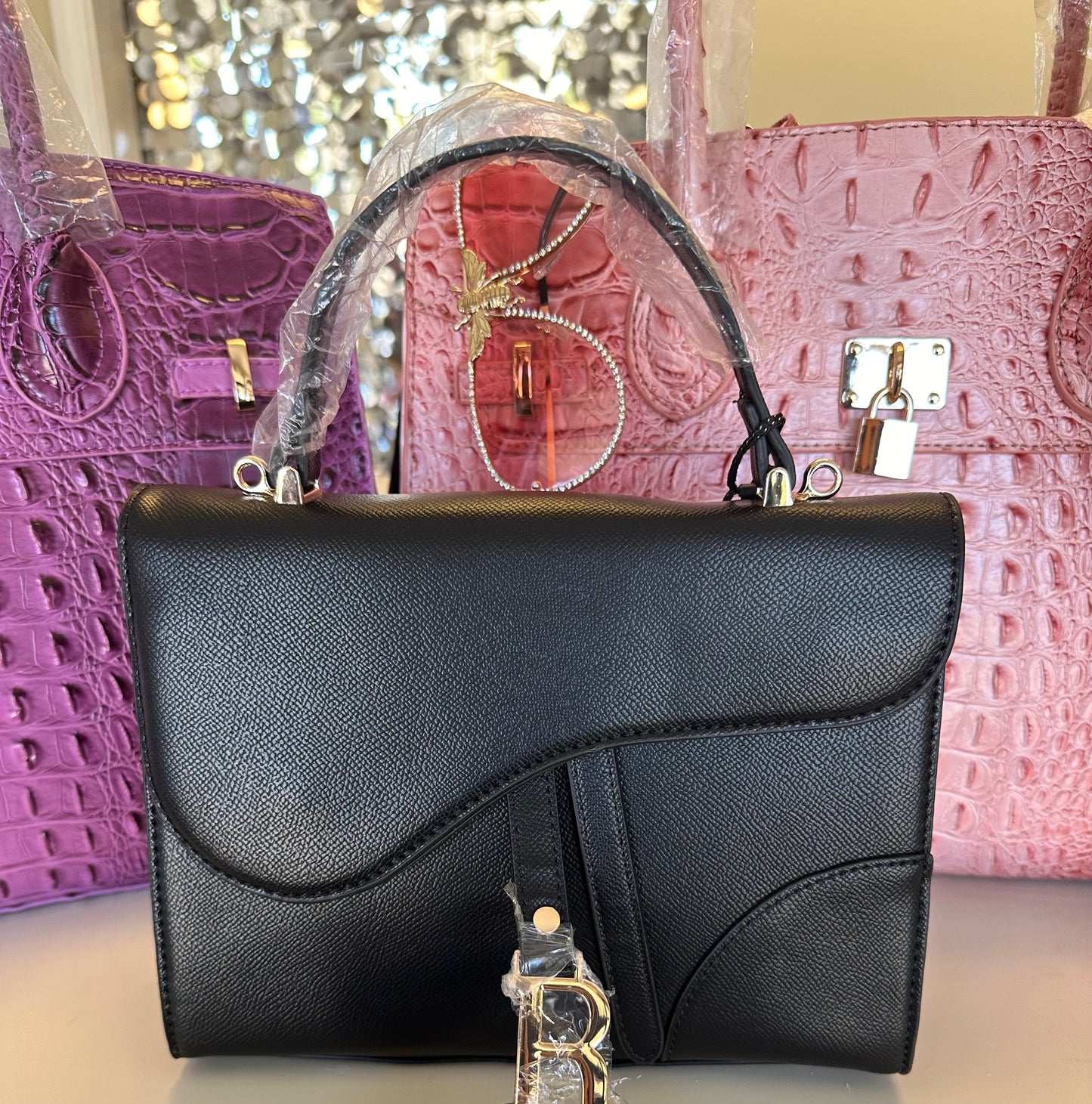 R BLACK HANDBAG