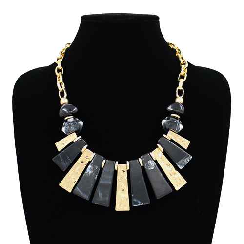 SPIKE NECKLACE