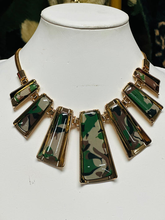 RECTANGLE STATEMENT NECKLACE  - 333